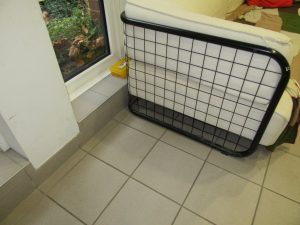 Die Box wird so versteckt, dass sie nicht sofort mit dem Auge auffindbar ist.