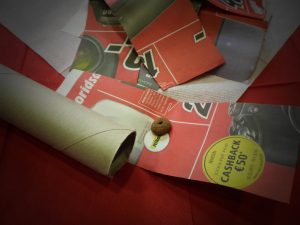...die Leckerlis in die Zeitungspapierschnipsel wickeln ...