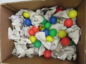 Und so schaut die erweiterte  Schnüffelkiste aus: Bälle, Servietten und Klopapierrollen