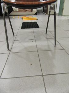 ... unter dem Sessel hindurch und zur Fußmatte...